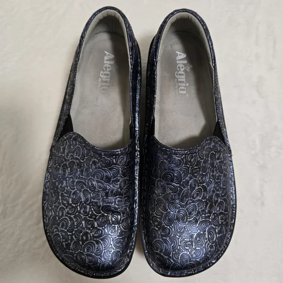 Stylish Women's Slip-On Shoes in Blue and Black - Picture 2 of 10